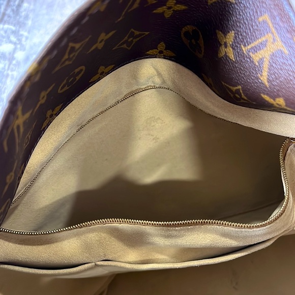 Louis Vuitton Artsy MM with Original Box and dust bag. Bonus shoulder strap. - Picture 9 of 17